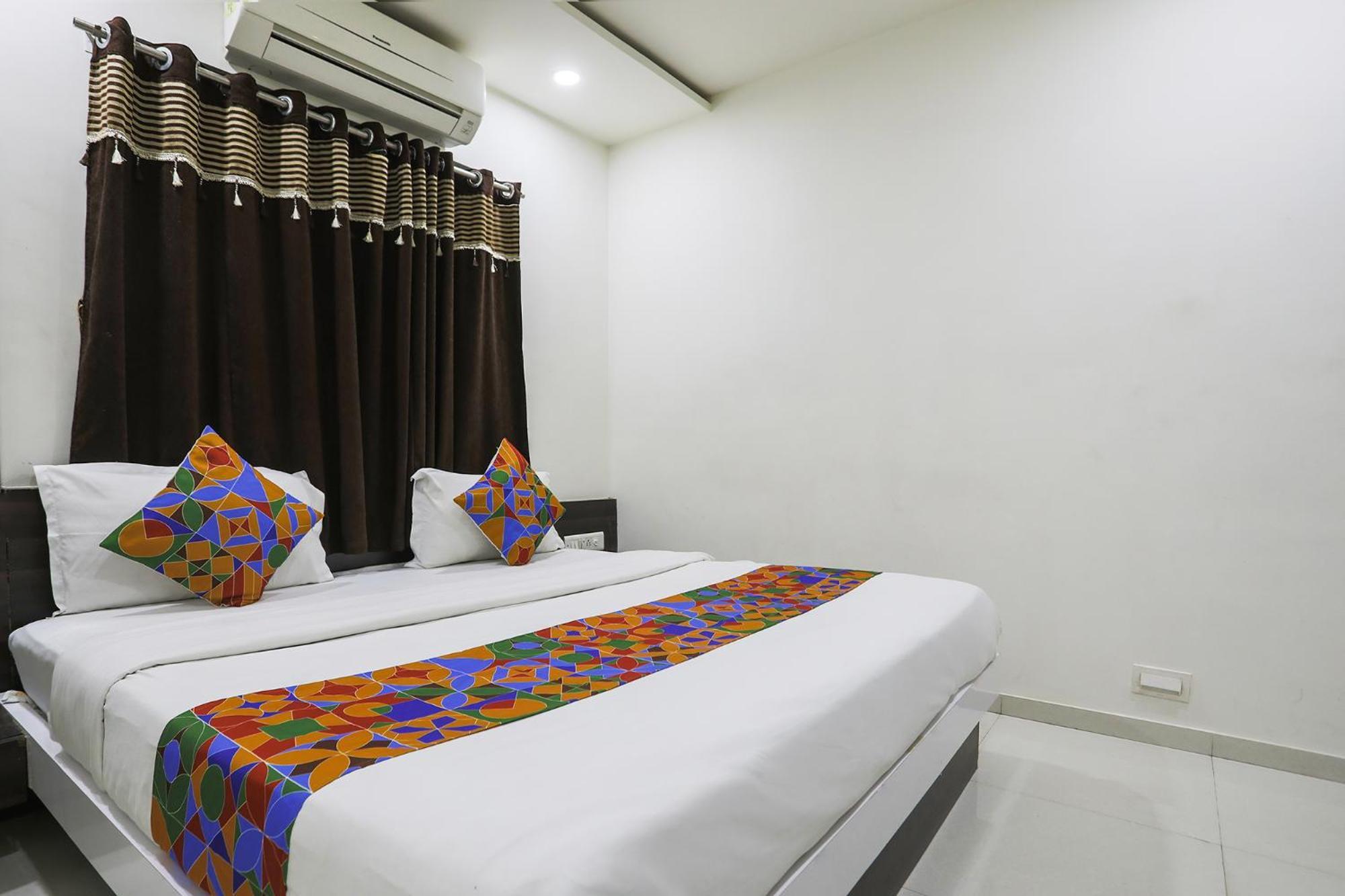 Hotel SK Rajkot Exterior foto